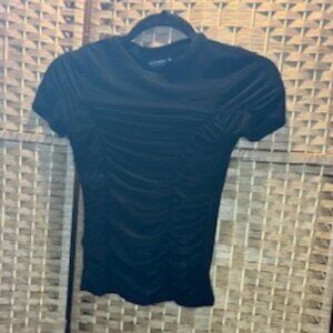 Liz & Sara | Black | Ruched Fitted Tee